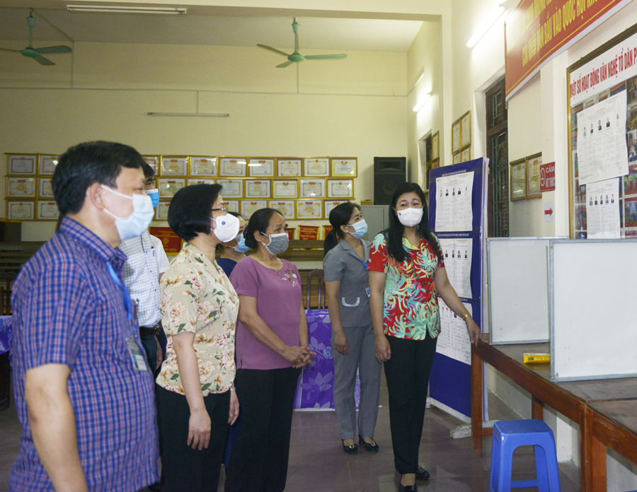Đồng chí Nguyễn Lan Hương kiểm tra tại Khu vực bỏ phiếu số 5, Tổ dân phố số 8, phường Trung Sơn Trầm.