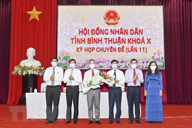 Ông Phan Văn Đăng (thứ 3 từ phải sang) được bầu làm Phó Chủ tịch UBND tỉnh Bình Thuận. (Ảnh: Hồng Hiếu/TTXVN)