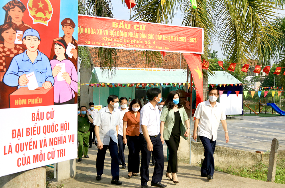 Bí thư Tỉnh ủy Phú Thọ Bùi Minh Châu kiểm tra công tác chuẩn bị bầu cử tại các điểm bỏ phiếu huyện Thanh Ba. (Ảnh: Tú Anh)