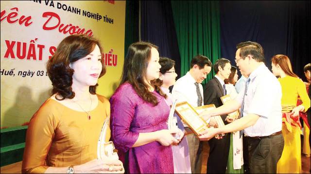 Bí thư Đảng ủy Khối Cơ quan và Doanh nghiệp tỉnh Thừa Thiên Huế Nguyễn Quang Tuấn khen thưởng, tuyên dương các đảng viên xuất sắc, tiêu biểu năm 2020. (Ảnh: Anh Phong)