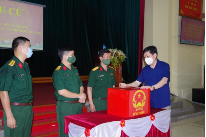Đồng chí Nguyễn Long Hải kiểm tra hòm phiếu tại tổ bầu cử số 7. (Ảnh: Quang Nhất)