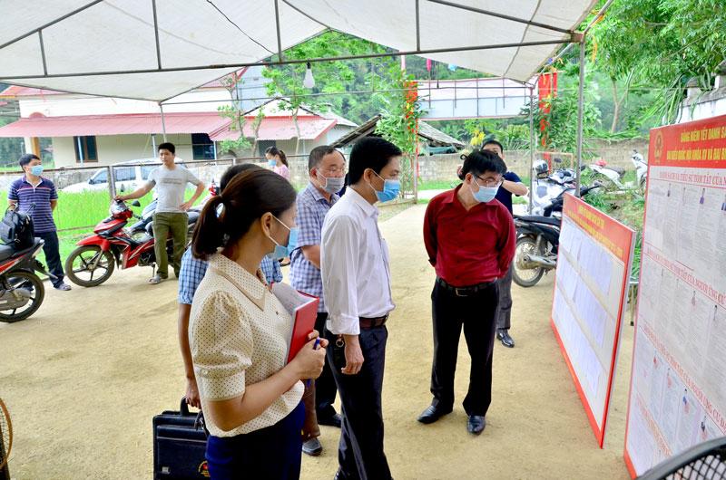 Đoàn công tác kiểm tra khu vực bỏ phiếu số 7, tại xã Đồng Thắng. (Ảnh: Thu Trang)