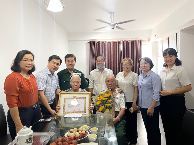 Chủ tịch UBND huyện Nhà Bè Triệu Đỗ Hồng Phước ( thứ 2 từ trái sang) cùng lãnh đạo Đảng uỷ Thị trấn Nhà Bè trao tặng Huy hiệu Đảng cho đảng viên Vũ Thị Thanh Thảo.