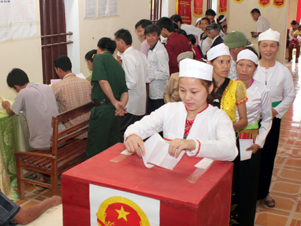 Cử tri là người dân tộc Mường ở xã Cúc Phương (Nho Quan) bỏ phiếu bầu cử. Ảnh: Anh Tuấn