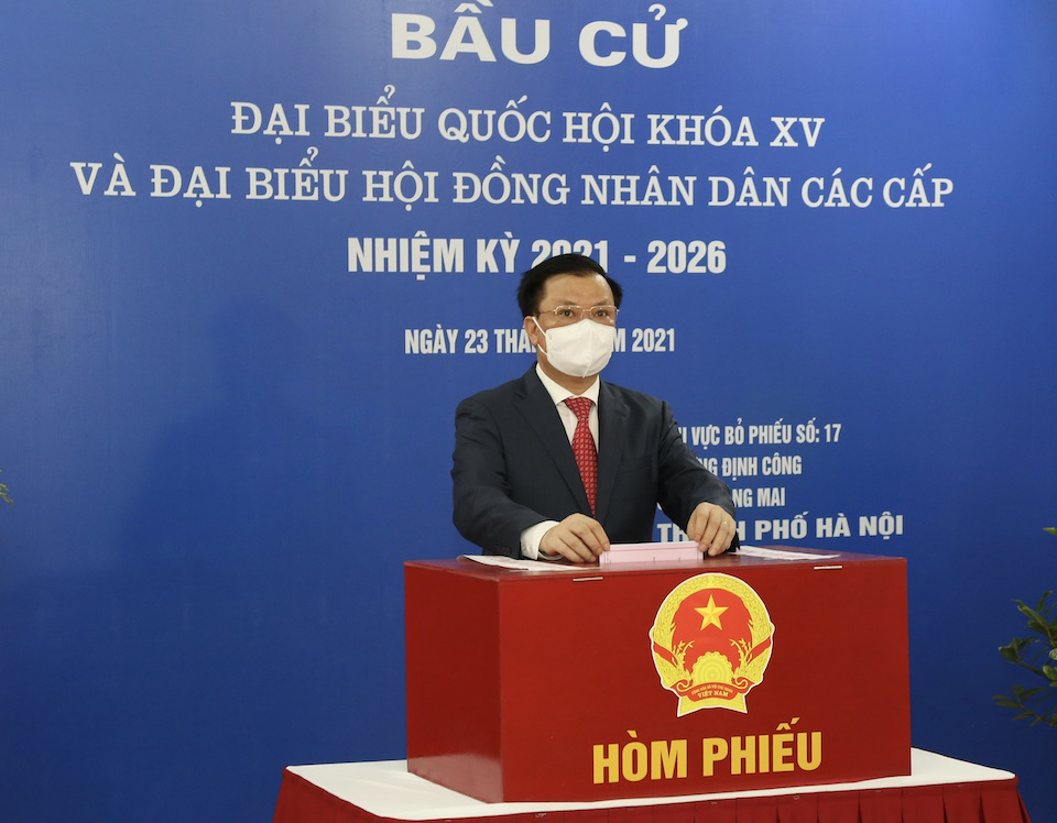 Bí thư Thành ủy Đinh Tiên Dũng bỏ phiếu bầu đại biểu Quốc hội khóa XV và đại biểu HĐND các cấp nhiệm kỳ 2021-2026.