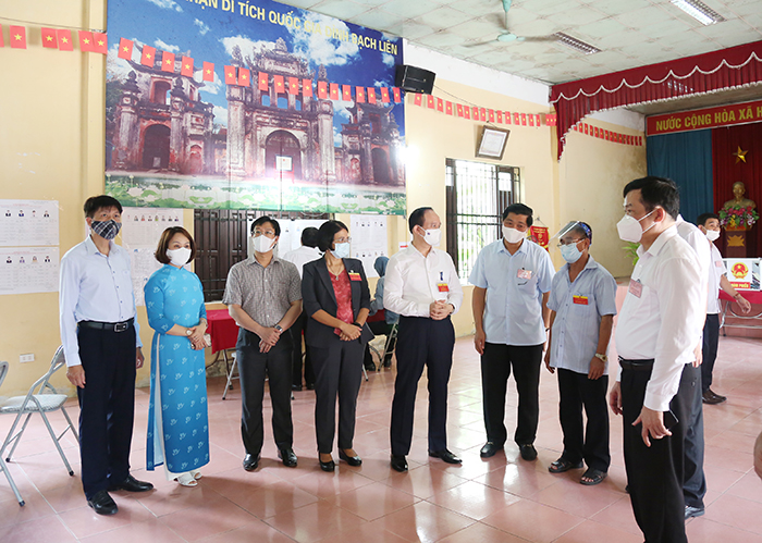 Đồng chí Nguyễn Ngọc Tuấn kiểm tra tại khu vực bỏ phiếu số 1, xã Liên Phương, huyện Thường Tín.