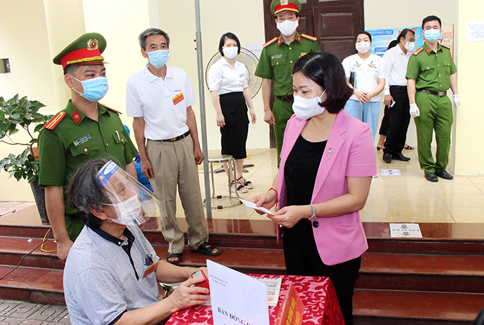 Phó Bí thư Thường trực Thành uỷ Hà Nội Nguyễn Thị Tuyến thực hiện quyền công dân tại khu vực bỏ phiếu số 7 phường Hà Cầu, quận Hà Đông.