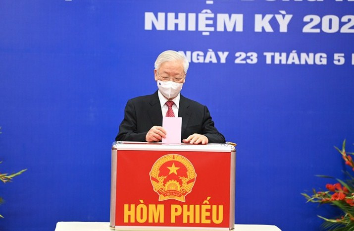 Tổng Bí thư Nguyễn Phú Trọng đã thực hiện quyền và nghĩa vụ công dân tại khu vực bỏ phiếu số 4, phường Nguyễn Du, quận Hai Bà Trưng.