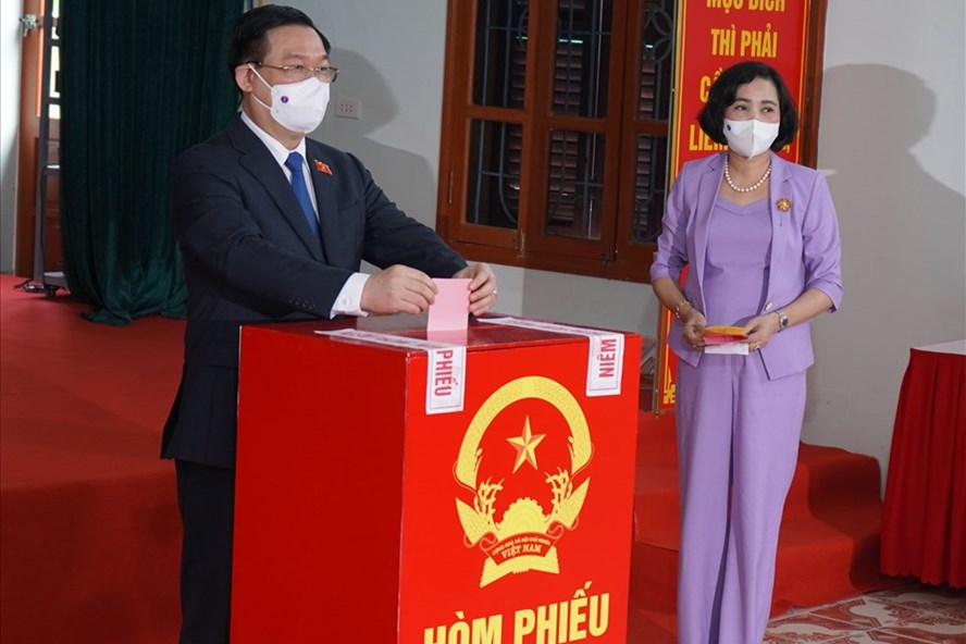  Chủ tịch Quốc hội Vương Đình Huệ bỏ lá phiếu đầu tiên tại điểm bỏ phiếu số 1 thị trấn An Lão, Hải Phòng. (Ảnh Mai Dung)