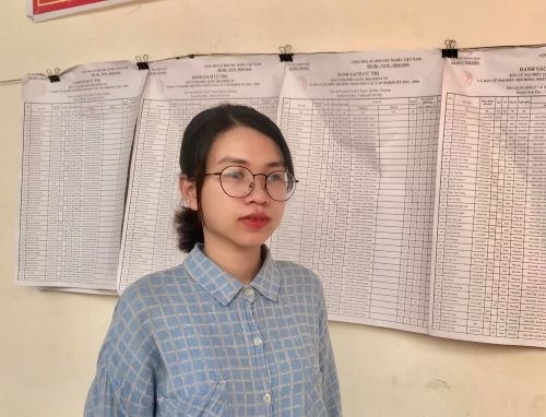 m Nguyễn Thúy Hằng cử tri tại khu vực bỏ phiếu thôn Chiền, Đức Thượng, Hoài Đức, Hà Nội. Ảnh: BL