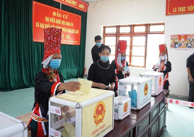 Cử tri các dân tộc khu vực bỏ phiếu số 1, xã Đồng Văn, huyện Bình Liêu, tỉnh Quảng Ninh, thực hiện quyền và nghĩa vụ công dân. Ảnh: Thanh Tùng