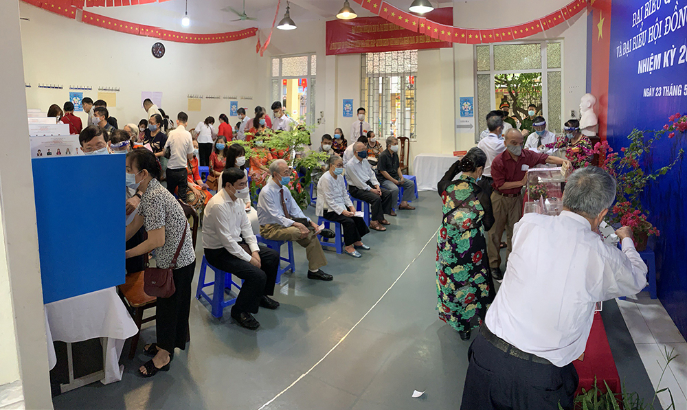 Tại điểm bỏ phiếu số 4, phường Yên Hòa, quận Cầu Giấy, chưa đến 7h sáng, các cử tri đã có mặt  rất đông để chuẩn bị thực hiện quyền và nghĩa vụ công dân