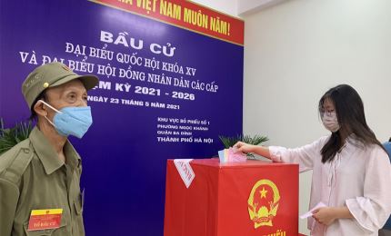 Hà Nội: Cử tri nghiêm túc thực hiện biện pháp phòng chống dịch khi đi bỏ phiếu