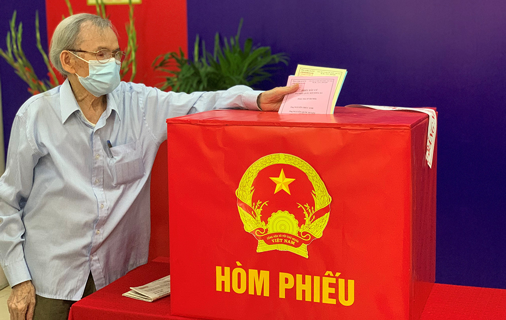 Bác Lại Thế Tâm (82 tuổi) khi đi bầu cử tại điểm bỏ phiếu phường Ngọc Khánh (quận Ba Đình) còn mang  theo bài thơ  tự sáng tác 