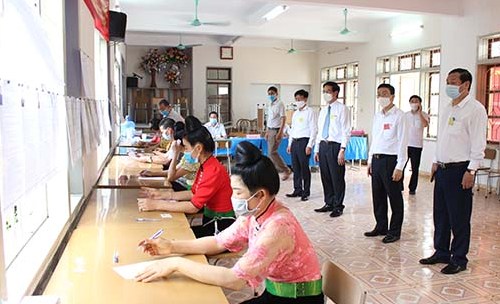 Cử tri huyện Mường La tham gia bỏ phiếu sáng 23/5. Ảnh: Báo Sơn La