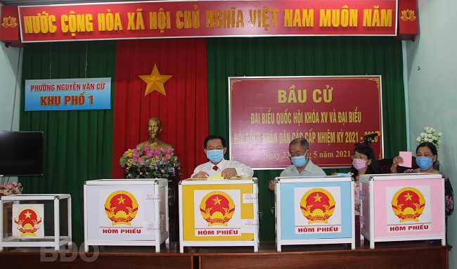 Bí thư Tỉnh ủy Hồ Quốc Dũng (ngoài cùng bên trái) tham gia bỏ phiếu. (Ảnh: Văn Trang)
