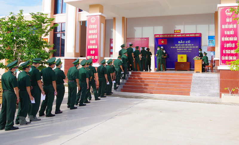 Cử tri Tổ bầu cử số 4, đơn vị Bộ đội Biên phòng tỉnh tham gia bỏ phiếu. (Ảnh: Phương Khánh)