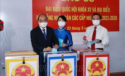 Chủ tịch nước Nguyễn Xuân Phúc bỏ phiếu bầu cử tại TP Hồ Chí Minh