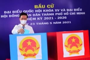Thường trực Ban Bí thư Võ Văn Thưởng bỏ phiếu tại khu vực bỏ phiếu số 71, Phường 15, Quận Phú Nhuận