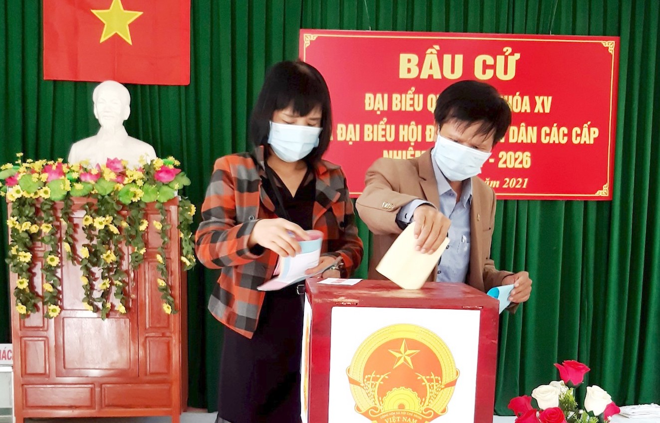 Cử tri tỉnh Quảng Ngãi bỏ phiếu bầu trong sáng 23/5/2021.