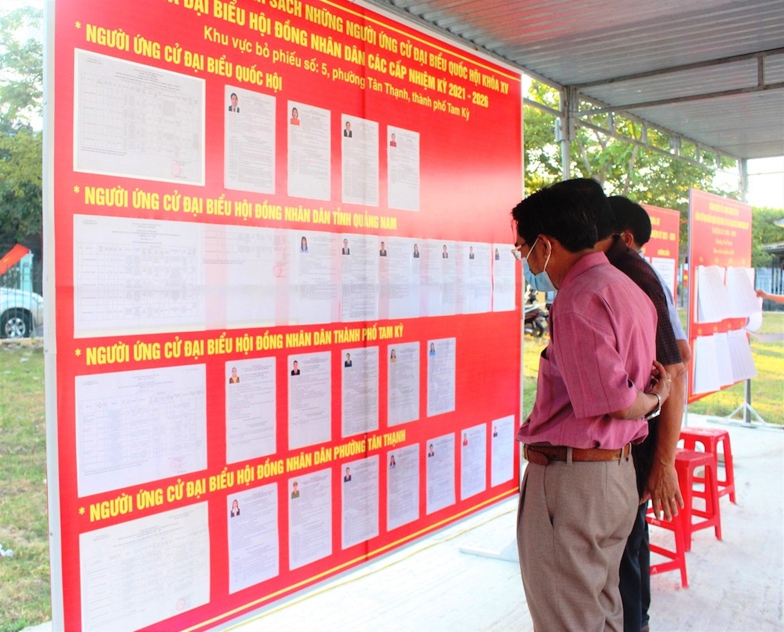 Cử tri tỉnh Quảng Nam tìm hiểu sơ yếu lí lịch của các ứng cử viên trước khi bỏ phiếu.