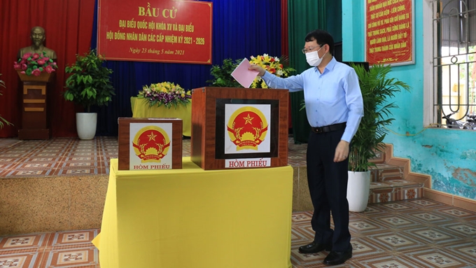 Đồng chí Lê Ánh Dương, Phó Bí thư Tỉnh ủy, Chủ tịch UBND tỉnh Bắc Giang thực hiện bầu cử tại khu dân cư.