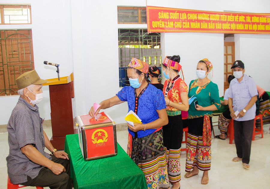 Cử tri bản Cam và bản Bạch Sơn, thuộc xã Cam Lâm, huyện Con Cuông (Nghệ An) tham gia bỏ phiếu sớm.