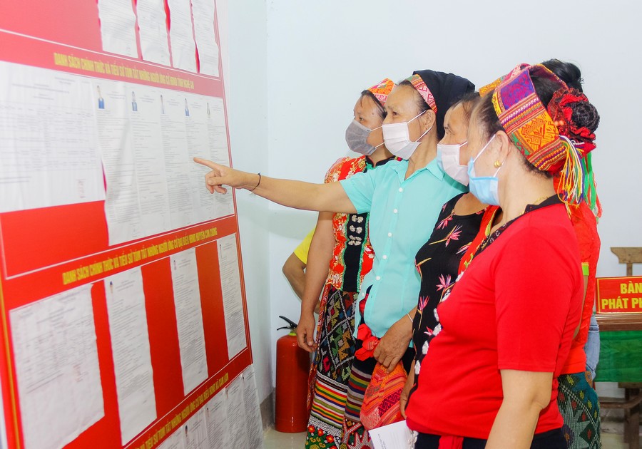 Cử tri bản Cam và bản Bạch Sơn, thuộc xã Cam Lâm, huyện Con Cuông (Nghệ An) nghiên cứu danh sách cử tri trước khi bỏ phiếu.