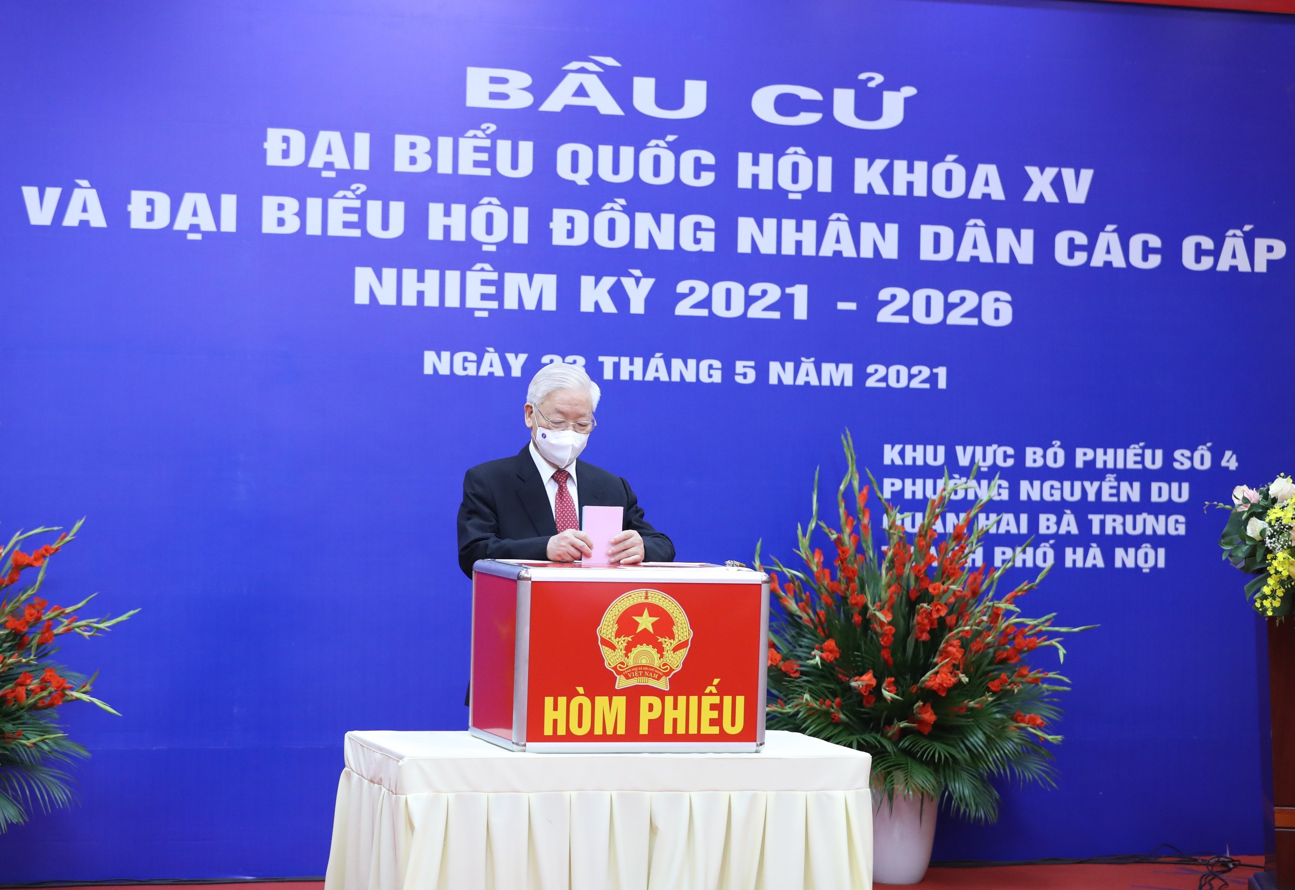 Tổng Bí thư Nguyễn Phú Trọng thực hiện quyền công dân tại khu vực bỏ phiếu số 4, phường Nguyễn Du, quận Hai Bà Trưng, TP Hà Nội.