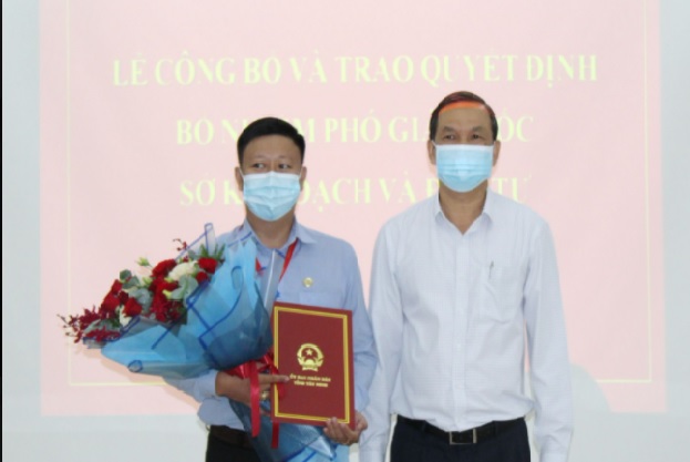 Phó Chủ tịch UBND tỉnh Dương Văn Thắng trao quyết định bổ nhiệm chức vụ Phó giám đốc Sở Kế hoạch và Đầu tư cho đồng chí Nguyễn Kiên Cường. (Ảnh: Thế Nhân)