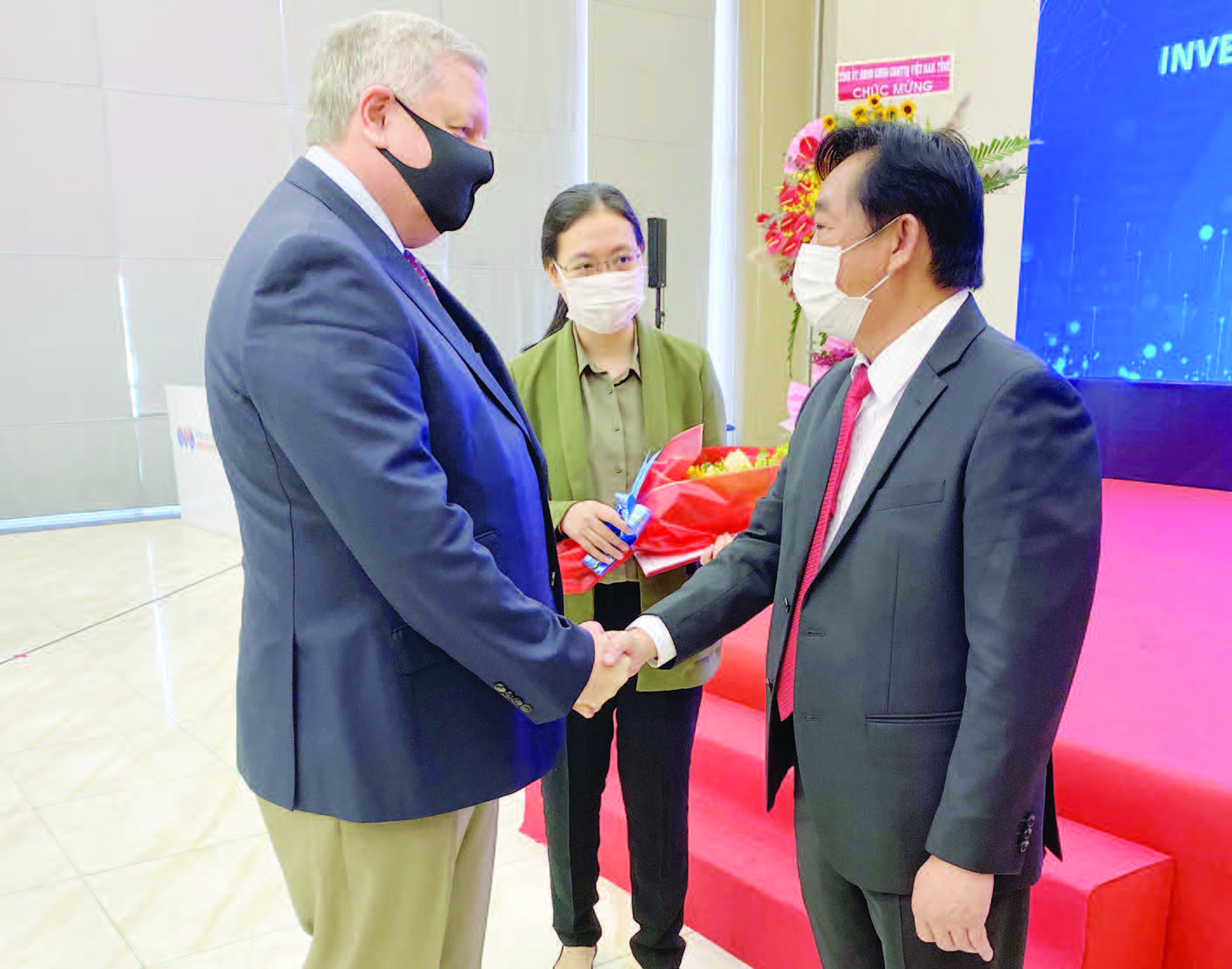 Đồng chí  Nguyễn Hoàng Thao (bên phải), Phó Bí thư Tỉnh ủy, Chủ tịch UBND tỉnh chúc mừng nhà đầu tư được trao giấy phép đầu tư đợt 1-2021