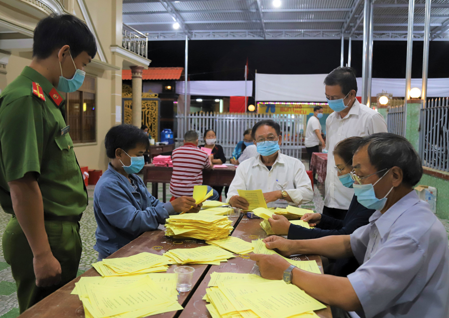 Các thành viên Tổ bầu cử số 65, xã Đại Lào (TP Bảo Lộc) kiểm tra phiếu bầu. (Ảnh Khánh Phúc)