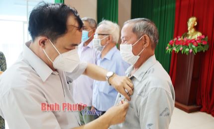 Bình Phước: Trao huy hiệu Đảng cho các đảng viên lão thành đợt 19/5