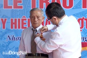 Đồng Nai trao tặng Huy hiệu 75 năm tuổi Đảng cho đồng chí Đỗ Hồng Giang