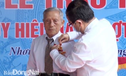 Đồng Nai trao tặng Huy hiệu 75 năm tuổi Đảng cho đồng chí Đỗ Hồng Giang