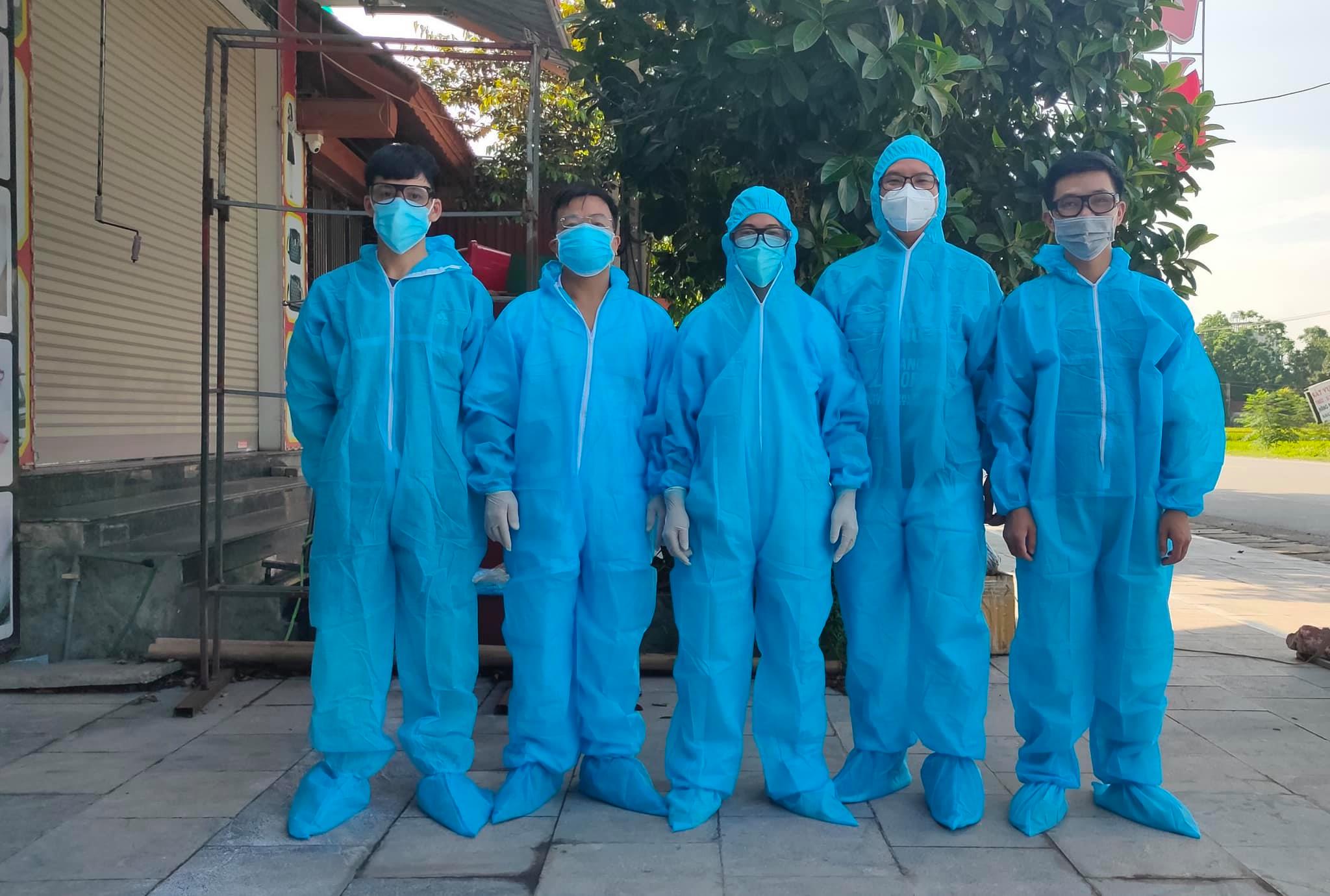 2 bác sỹ và 3 điều dưỡng trong nhóm chi viện của Yên Bái tại huyện Việt Yên, tỉnh Bắc Giang.