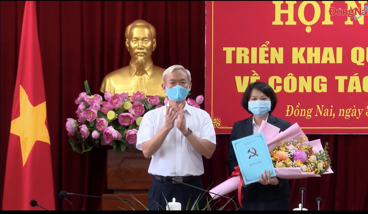 Đồng chí Nguyễn Phú Cường, Bí thư Tỉnh ủy trao quyết định của Ban TVTU cho đồng chí Đặng Thị Thanh Hà