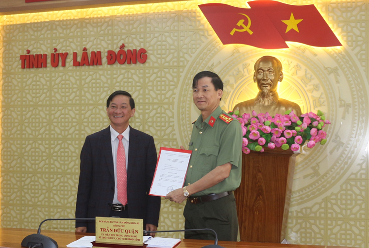 Bí thư Tỉnh ủy Lâm Đồng trao Quyết định của Ban Bí thư cho đại tá Trần Minh Tiến. (Ảnh: Duy Danh)