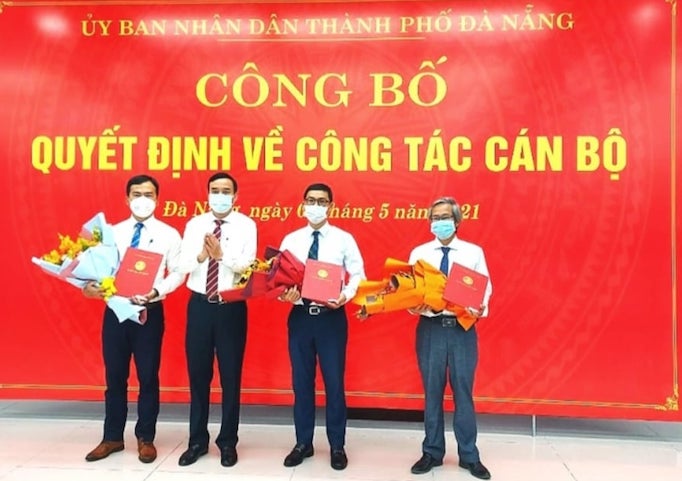 Chủ tịch UBNDTP Đà Nẵng Lê Trung Chinh (người đứng hàng thứ hai bên trái) trao Quyết định bổ nhiệm Giám đốc và các Phó Giám đốc Sở Xây dựng TP Đà Nẵng.