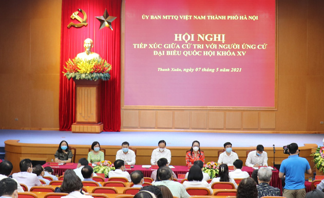 Các ứng viên ĐBQH tham dự buổi tiếp xúc cử tri tại quận Thanh Xuân.