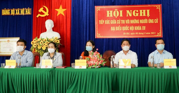 Những người ứng cử đại biểu Quốc hội khóa XV (đơn vị bầu cử số 1) tiếp xúc cử tri xã Hộ Hải (Ninh Hải). Ảnh: H.Nguyệt
