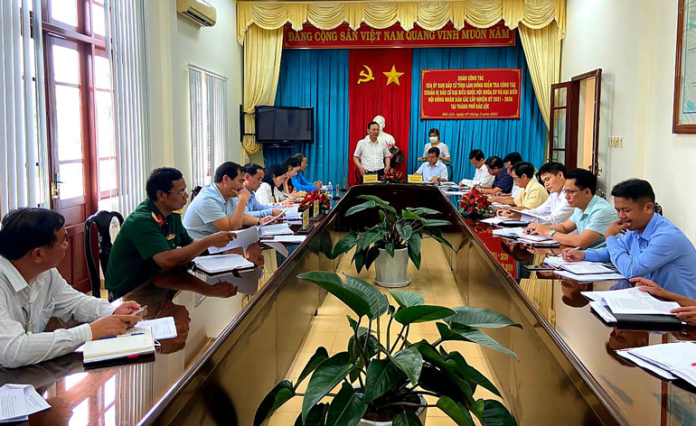 Đoàn kiểm tra công tác chuẩn bị bầu cử đại biểu Quốc hội khóa XV và đại biểu HĐND các cấp nhiệm kỳ 2021-2026 tại thành phố Bảo Lộc. (Ảnh: Nguyệt Thu)