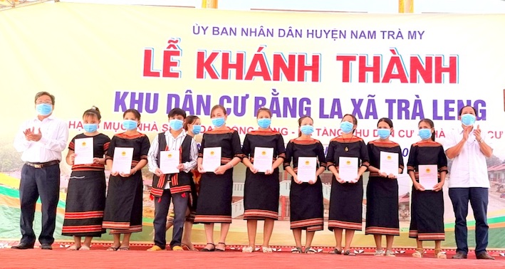 Lãnh đạo huyện Nam Trà My trao Giấy chứng nhận quyền sử dụng đất và nhà cho các hộ dân làng mới Bằng La.
