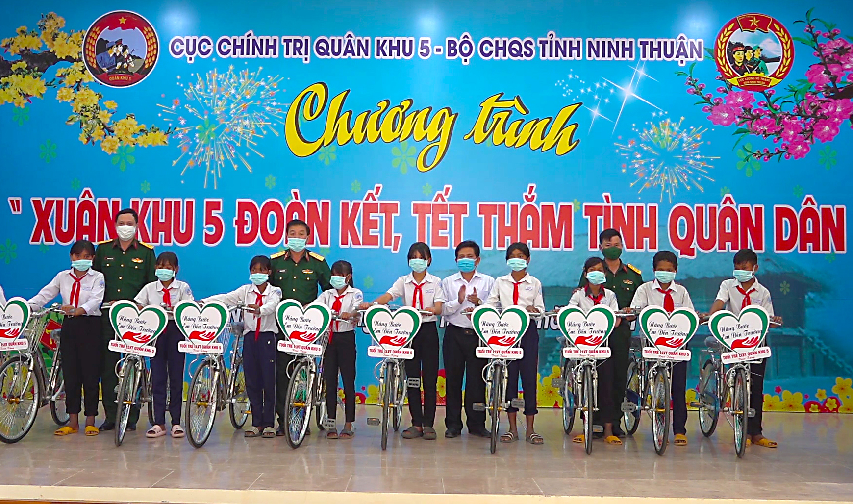 Đại diện tuổi trẻ Quân khu 5 tặng xe đạp cho các cháu học sinh nghèo tỉnh Ninh Thuận