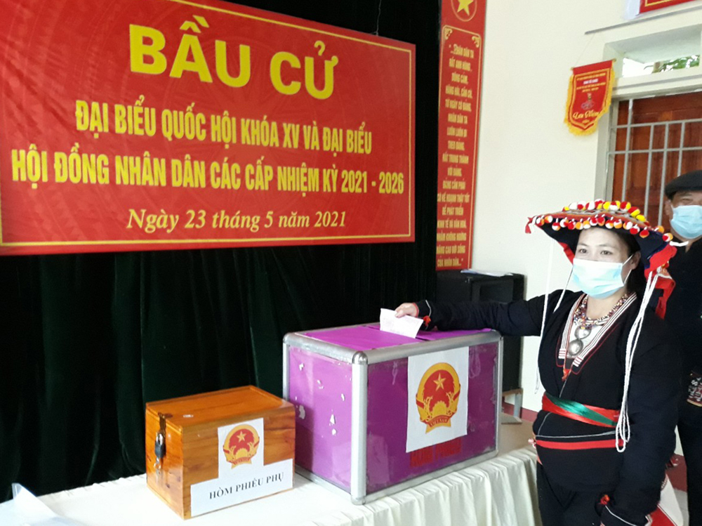 Cử tri đồng bào dân tộc Dao quần chẹt xã Nga Hoàng (huyện Yên Lập, tỉnh Phú Thọ) trong trang phục truyền thống đi bầu cử. (Ảnh: ĐV)