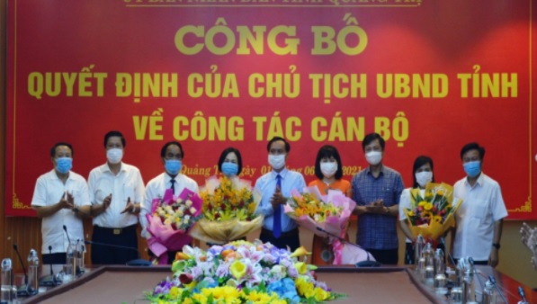 Chủ tịch UBND tỉnh Võ Văn Hưng và các đồng chí lãnh đạo tỉnh Quảng Trị trao quyết định, tặng hoa chúc mừng các cán bộ được điều động, bổ nhiệm. (Ảnh: ĐV)