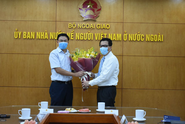 Thứ trưởng Bộ Ngoại giao Đặng Minh Khôi chúc mừng Thứ trưởng Phạm Quang Hiệu được phân công giữ chức Chủ nhiệm Ủy ban Nhà nước về người Việt Nam ở nước ngoài.
