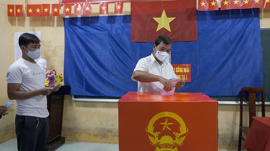 Cử tri tổ bầu cử số 4 xã Tân Hiệp, huyện Trà Cú thực hiện quyền công dân. Ảnh: Cổng TTĐT tỉnh Trà Vinh