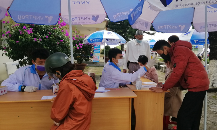 ĐVTN thành phố Đà Lạt hỗ trợ người dân khai báo Y tế