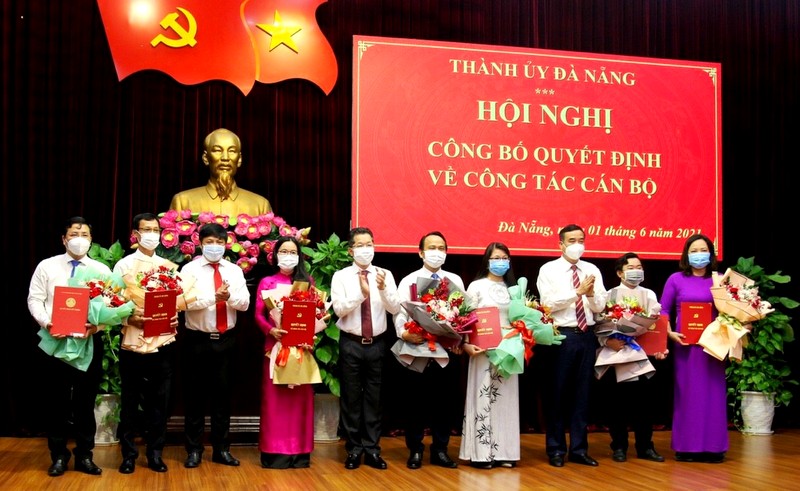 Bí thư Thành ủy Nguyễn Văn Quảng trao quyết định và tặng hoa chúc mừng các cán bộ lãnh đạo vừa được phân công, điều động và bổ nhiệm.